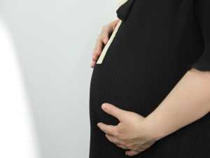 单位在孕妇孕期解除劳动合同赔偿多少钱