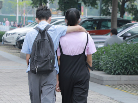 未成年男生跟成年女生发生关系是否违法