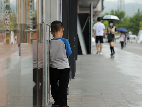 衡阳男孩锤杀父母，未成年人杀人是否要承担责任