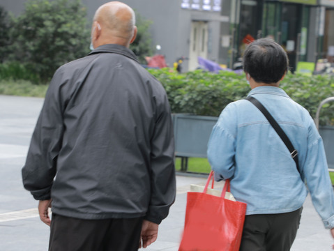 无视看管老人在场拿走财物如何定性