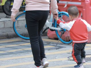 6岁孩子跑动中被自行车撞，谁负责
