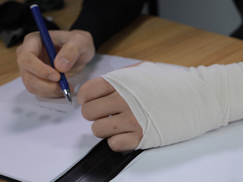 打断一条腿不赔钱如何判