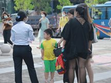 5名男子疑因业绩不达标裸奔,公共场所故意裸露身体怎么处罚