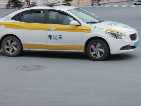 学车撞教练车要赔偿吗