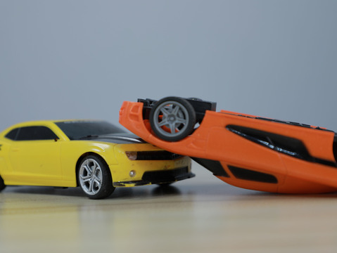 汽车超车时撞变道摩托车,责任如何分