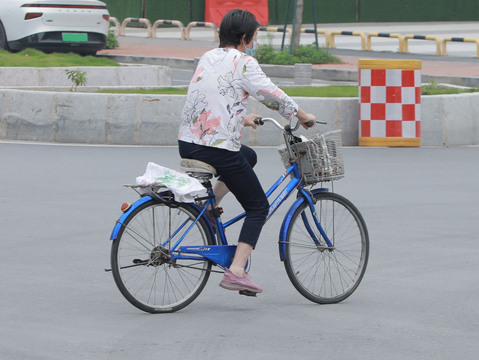 电动车机动车道被撞