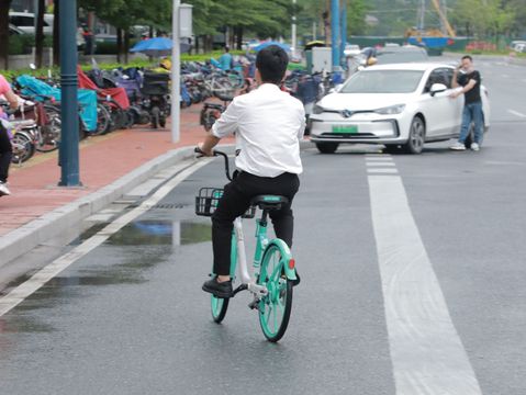 逆行被电瓶车撞