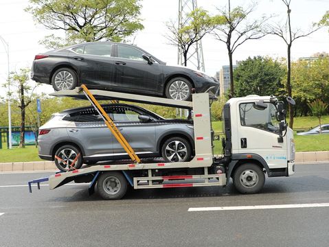 交警拖车给拖车费吗