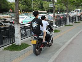 电动车带小孩几岁可以上路骑