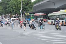 自行车横穿马路被撞谁负责