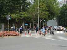自行车横穿马路被电动车撞了谁的责任大