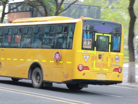 7座小车塞进33名幼童当校车,超载怎么处罚?