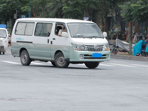 西安面包车相撞！机动车两车相撞责任怎么划分？