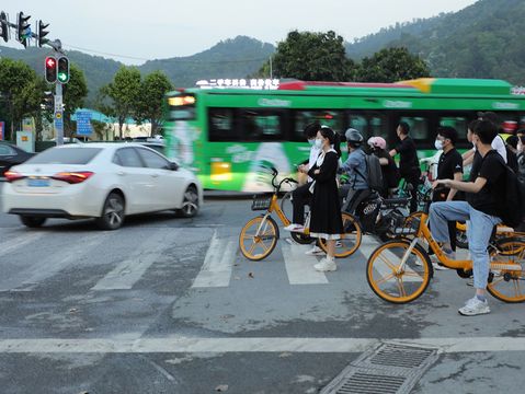 红灯时骑电车被撞,责任如何划分
