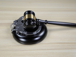 故意伤害罪和抢劫罪判多久