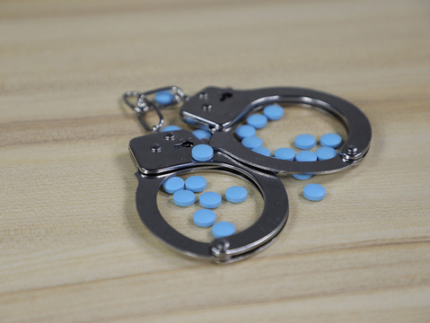 非法购买使用爆炸物罪立案标准