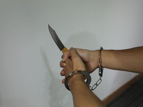 用刀威胁恐吓别人算是什么罪