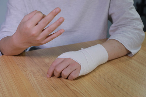 途中受伤公司不搭理怎么解决-靠谱派