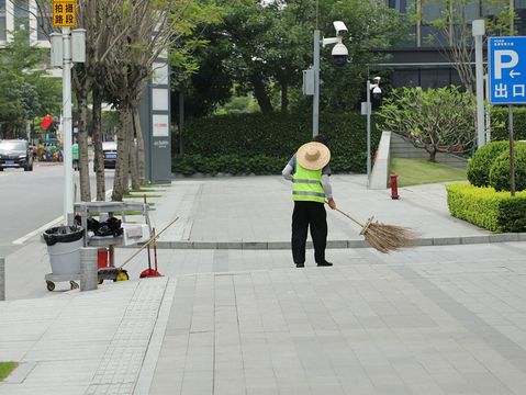 高空坠物砸到车