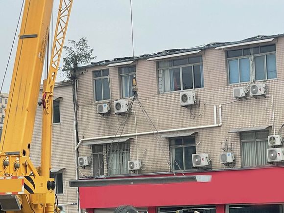 屋顶滑落冰雪 砸伤人谁来担责