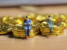 成年人拖欠未成年人钱款如何解决