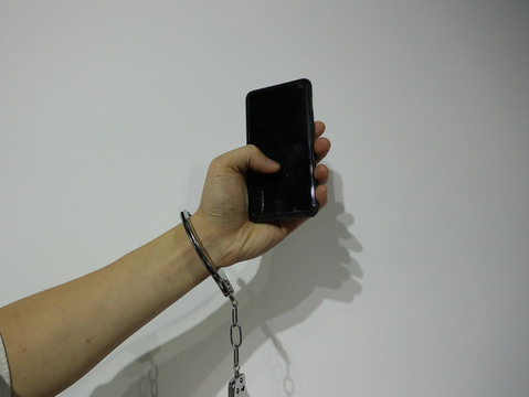 监狱犯人可以玩手机吗