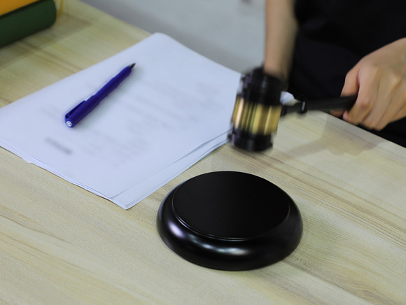 再审受理法院中止执行裁定书是怎样的