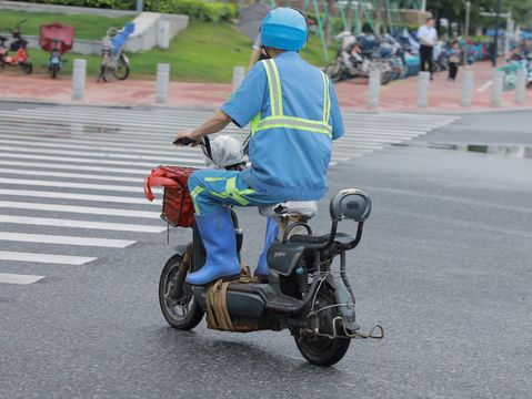骑电动车摔倒路政给赔偿吗