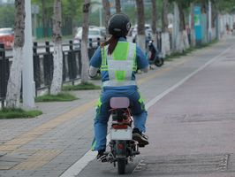 电动摩托车撞到行人怎么处理