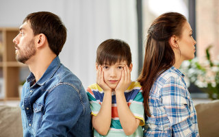 离婚案件中如何处理年幼孩子的抚养问题