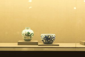 美术作品赠出后，复印件展览权归谁？