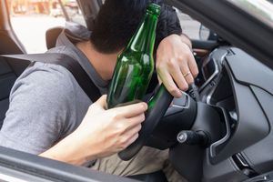 酒后无证驾驶谎报他人驾驶证自首怎样处罚