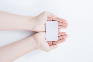 手持身份证拍照发给别人安全吗