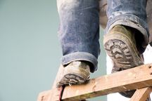 给别人干活摔伤责任由谁负