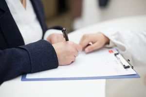 伤情鉴定必须由派出所开委托书吗