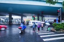 停在马路中间算闯红灯吗？