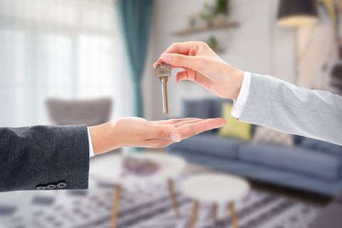 二手房过户费用是买家出还是卖家出