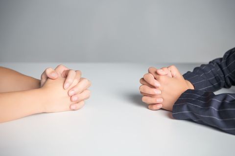 村民跟村干部发生口角还打架怎么办