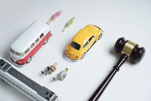父亲亡故子女能继承名下车牌吗