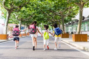 不让小孩上学哪个部门来管