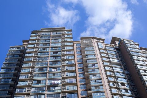 邻居违建遮挡采光通风可以起诉赔偿金额吗