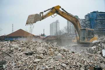 修公路占用房屋院子怎么赔偿