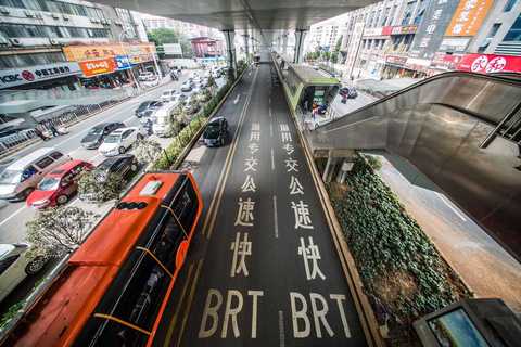 不按车道行驶