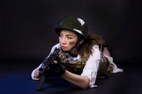 持枪伤人