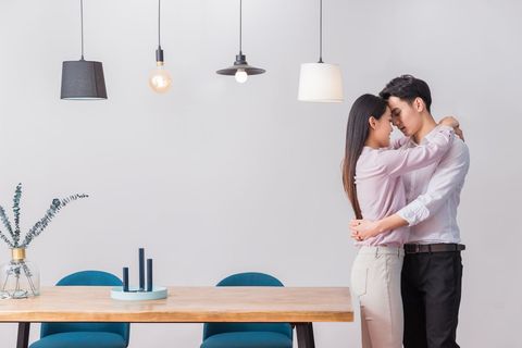 老公和其他人同居了可以报警吗