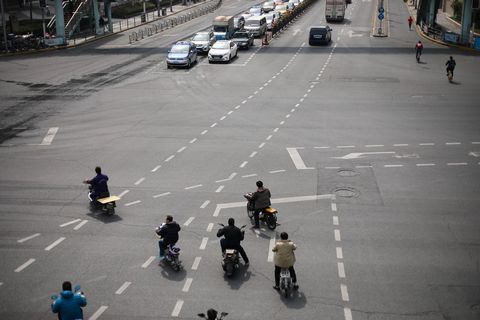 推电动车撞人