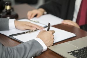 不给工资把资料带走犯法吗