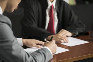 担保人不知情下的签字有效吗