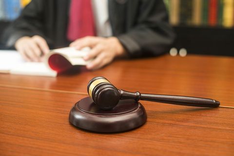 法院开庭被告不到庭会怎样判