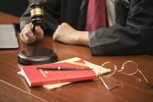 国际仲裁程序的法律规定如何确定